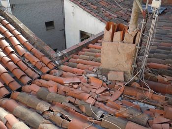 Tejas rotas en el tejado que producen filtraciones