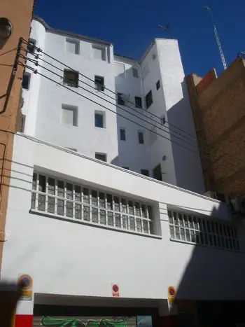 fachada trasera después de rehabilitar y repintar