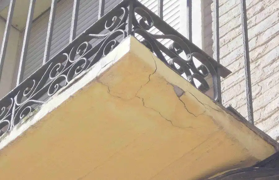 balcon dañado antes de la reparación