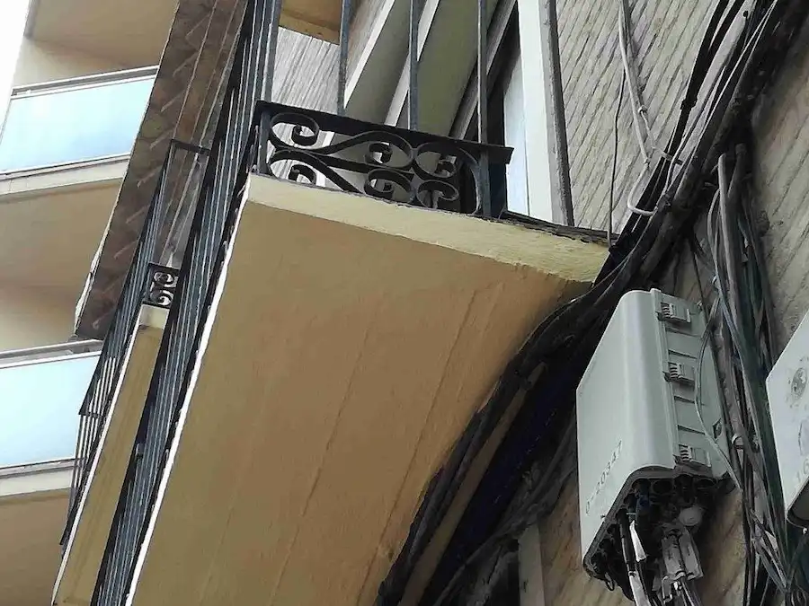 detalle del balcón dañado
