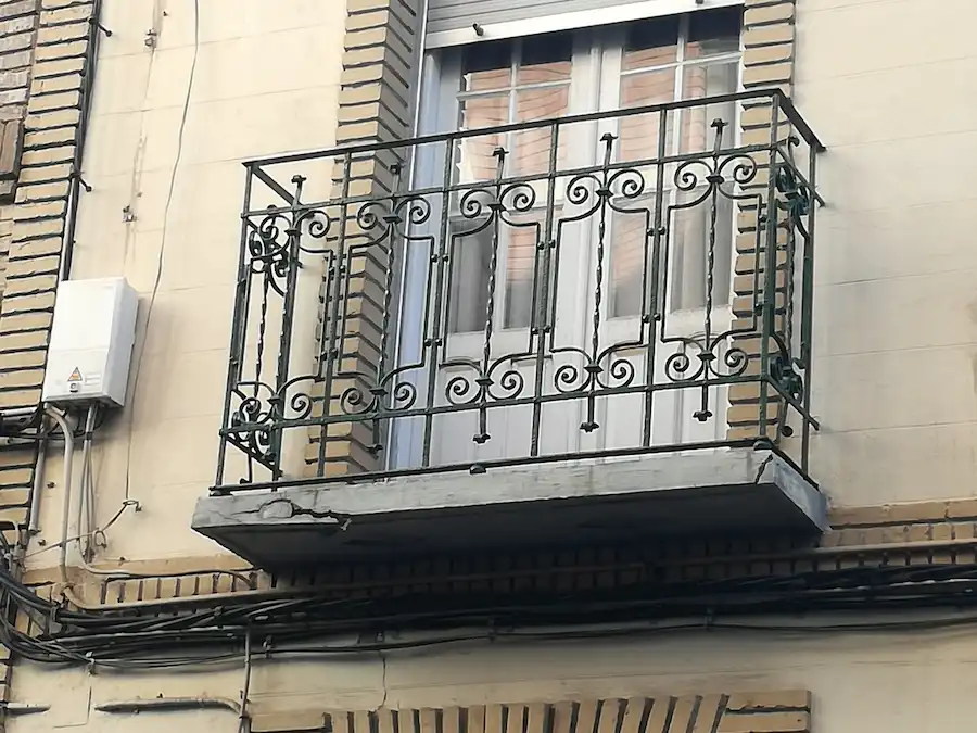 balcon con varios agujeros y problemas en la forja, antes de la reparación