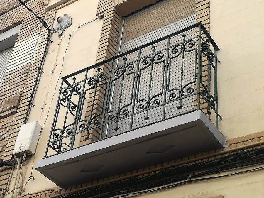 después de arreglar el balcón, que ya está saneado y pintado