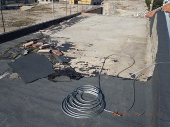Cubierta de nave industrial con tela asfáltica en mal estado
