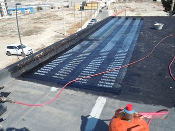 Durante la reparación de la cubierta se aplicó tela asfáltica nueva 