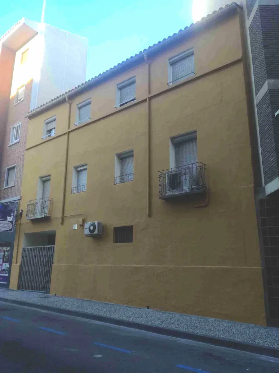 fachada perfecta despues de las reparaciones y de pintarla