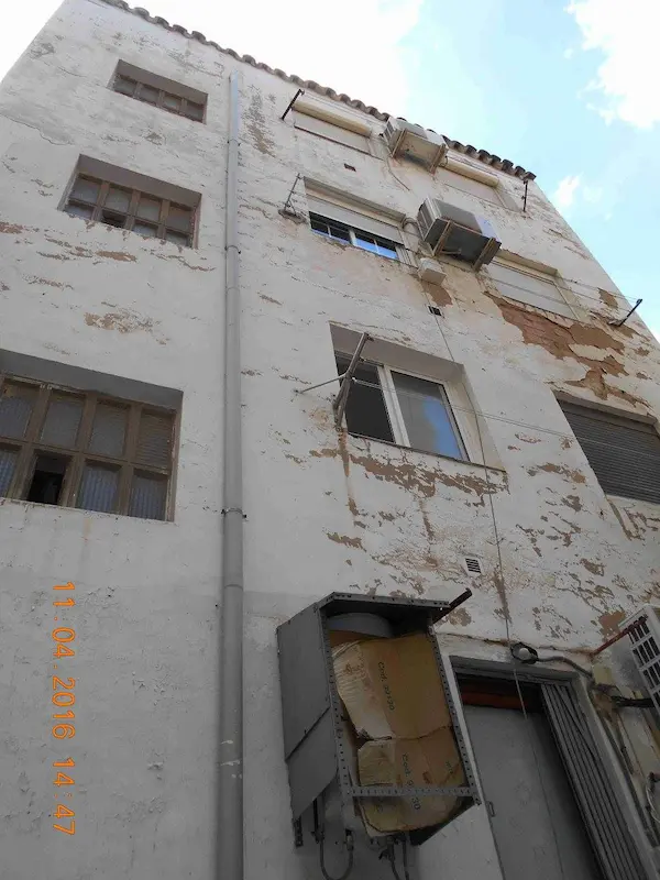 fachada antes de rehabilitar, sin pintura y con daños