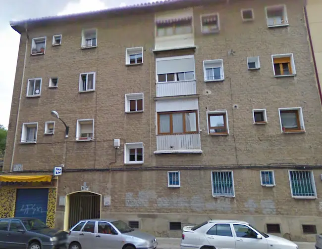 edificio antes de la reforma de fachada en un estado poco estético en Calle Luis Aula 21, Zaragoza