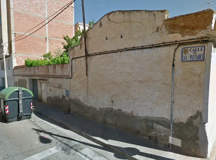 fachada en mal estado antes de rehabilitación