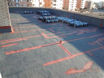 Cubierta de comunidad de vecinos con tela asfáltica en mal estado