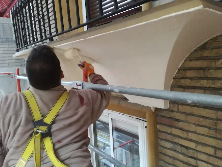 Pintado la fachada de una comunidad de propietarios en Zaragoza