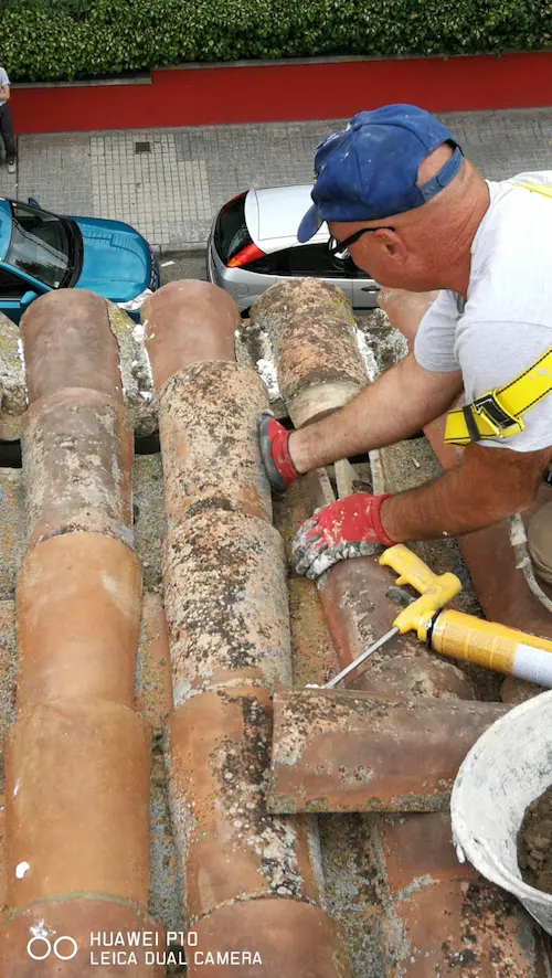 Reparación de unas tejas en mal estado